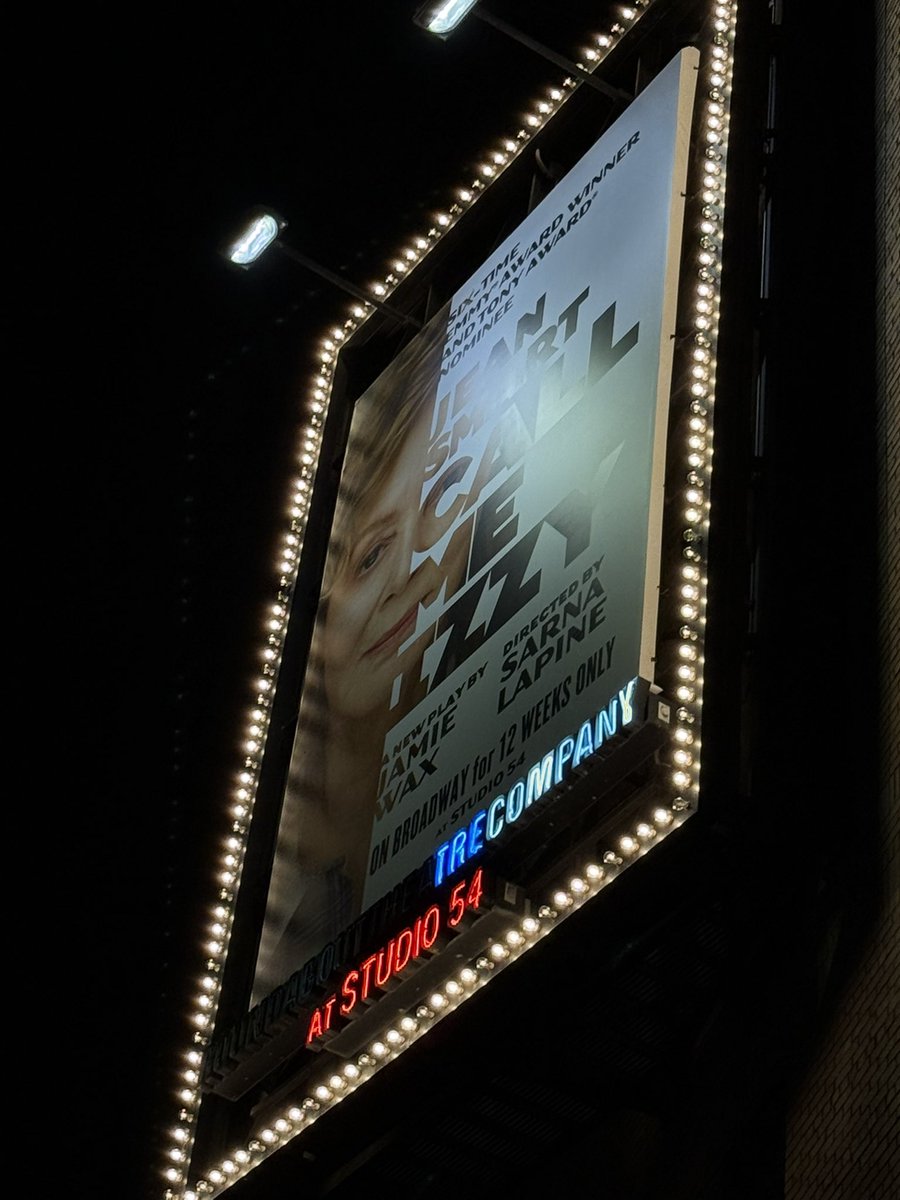 MichaelCovelli's tweet photo. “Deborah Vance, I love your work.”

Had to go back to #CallMeIzzy one more time to fully appreciate the powerful performance and set design of this show. And met the legend Jean Smart after to boot. https://t.co/RXwVooHIyo