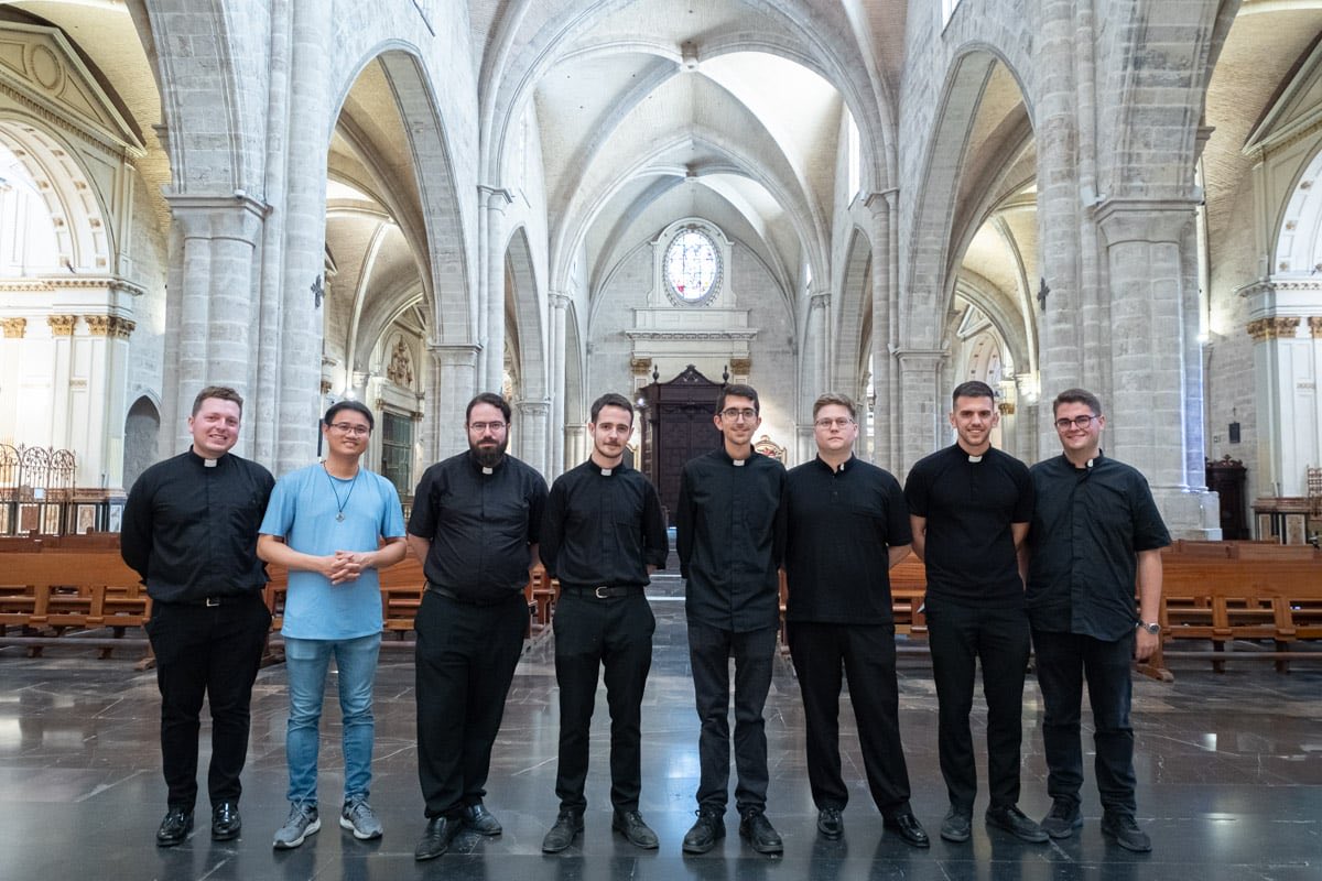 Archidiócesis de Valencia (@archivalencia) on Twitter photo Reportaje: ocho jóvenes van a recibir la ordenación sacerdotal de manos del Arzobispo de Valencia. Una decisión que vale la vida entera.
ℹ️ archivalencia.org/ordenaciones-s…
📷 <a href="/vgutierrezVLC/">Víctor Gutiérrez 🕊️</a> Reportaje: ocho jóvenes van a recibir la ordenación sacerdotal de manos del Arzobispo de Valencia. Una decisión que vale la vida entera.
ℹ️ archivalencia.org/ordenaciones-s…
📷 <a href="/vgutierrezVLC/">Víctor Gutiérrez 🕊️</a>