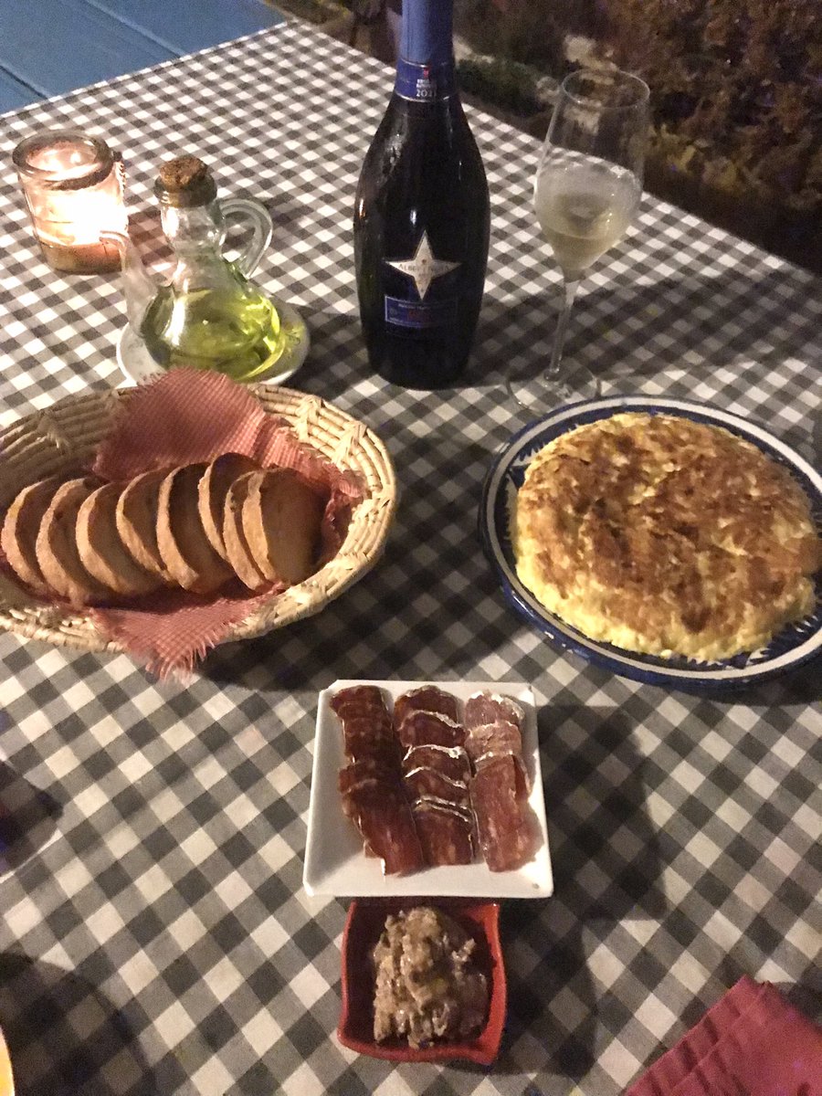 alacartemenus (@alacartemenus) on Twitter photo Noche de caprichos con las burbujas de <a href="/AlbetiNoya/">Albet i Noya</a> #ClàssicPenedès <a href="/dopenedes/">DO Penedès</a>
#cenasterraceras Noche de caprichos con las burbujas de <a href="/AlbetiNoya/">Albet i Noya</a> #ClàssicPenedès <a href="/dopenedes/">DO Penedès</a>
#cenasterraceras
