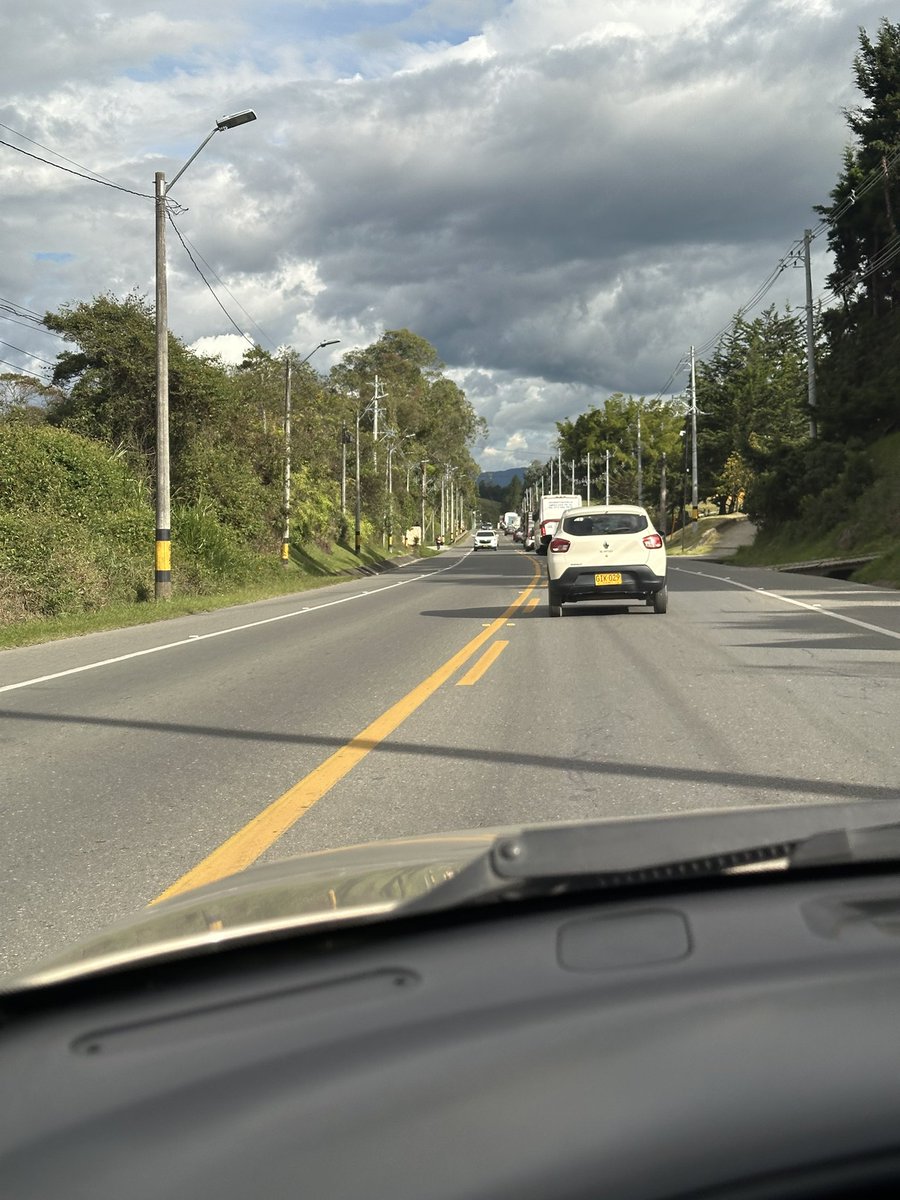 andresramirez83's tweet photo. @Devimed @GobAntioquia señores el taco vehicular en la vía de la autopista al aeropuerto es inmenso, por favor tomar medidas para no perjudicar tanto a la comunidad usuaria de esta ruta, independientemente de las obras no se ve que hagan algo para mejorar esta situación https://t.co/H8RZJos3t9