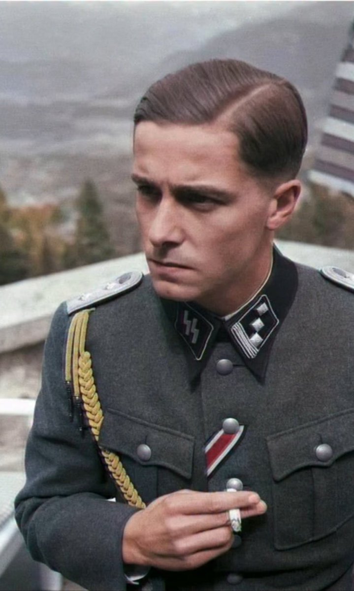 タバコを吸ってる親衛隊大尉