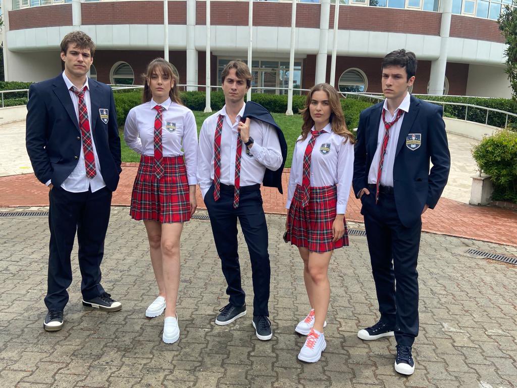 🆕 Ecem Çalhan’ın twitter gönderisinden “kolejin asi çocukları” notuyla #Tozluyaka ekibi ve #UlviKahyaoğlu.