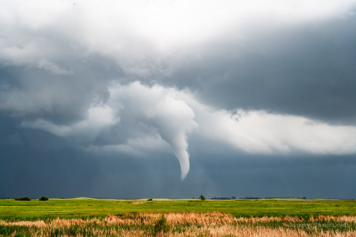 Get_EMLd's tweet image. An anticyclonic tornado beginning its ropeout near Valley City, ND - 6/20/2025