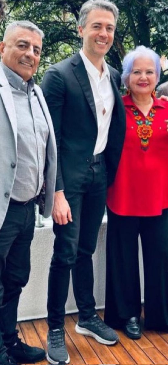 Las piernitas del señor son como sus capacidades administrativas, sus buenas intenciones, su inteligencia, su simpatía,  su buena gestión como alcalde, y según su esposa "su tranca"... nulas!

Parece parado en dos adivinanzas 😐
