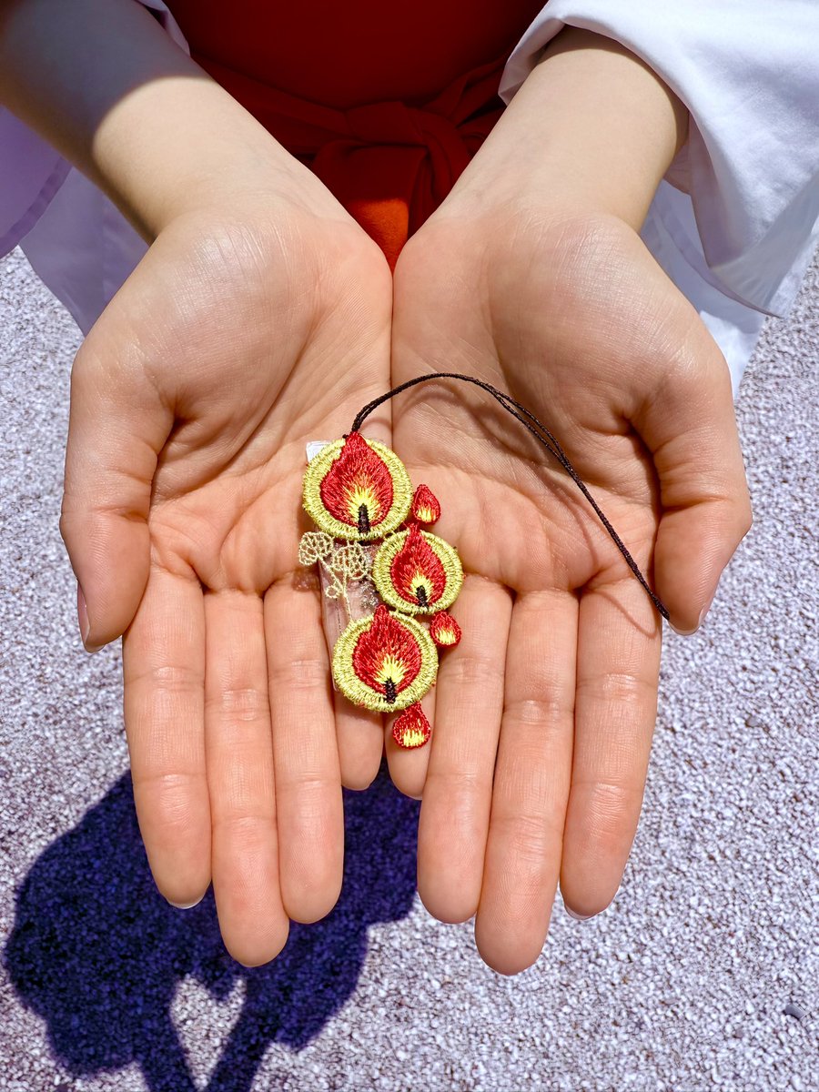 みたらし祭の期間に限り、健康祈願の御守「四季守」の灯明モチーフを