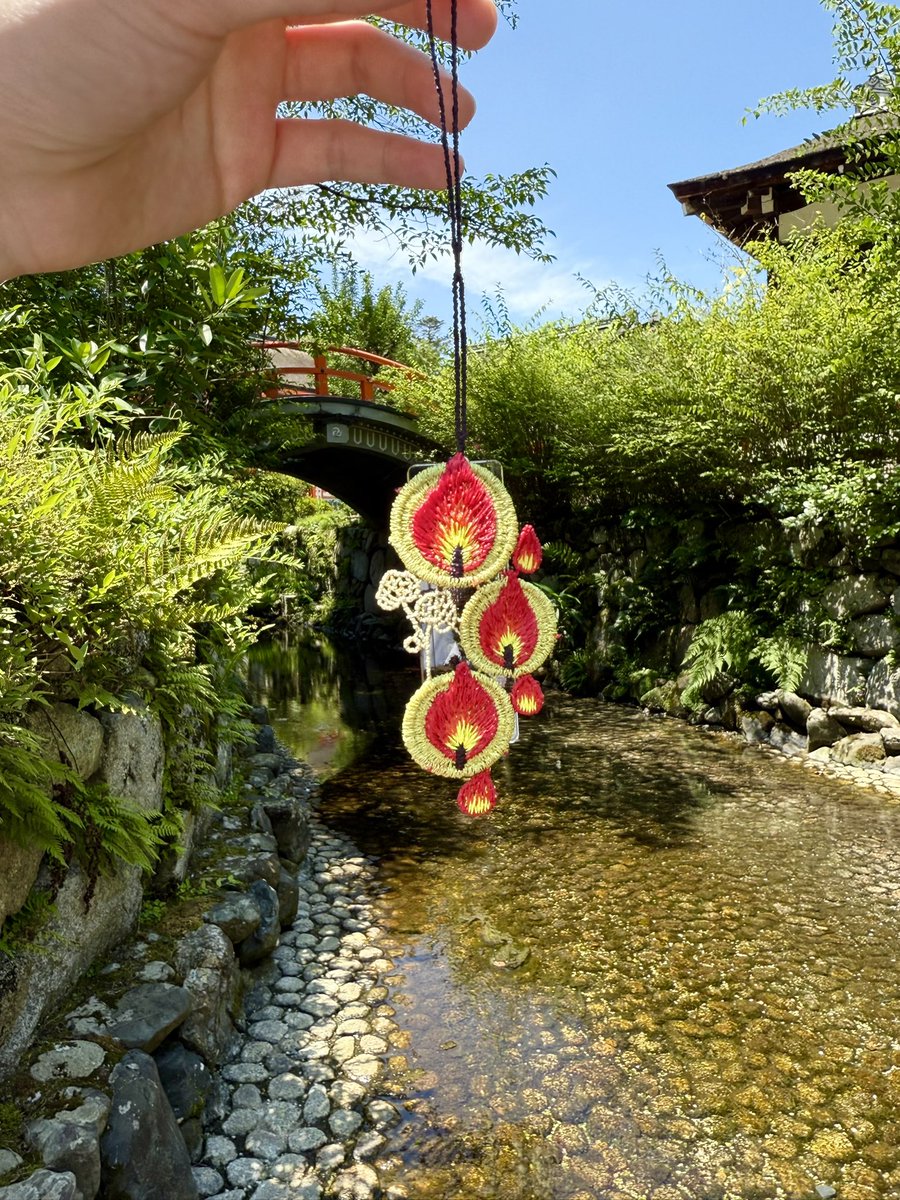 みたらし祭の期間に限り、健康祈願の御守「四季守」の灯明モチーフを