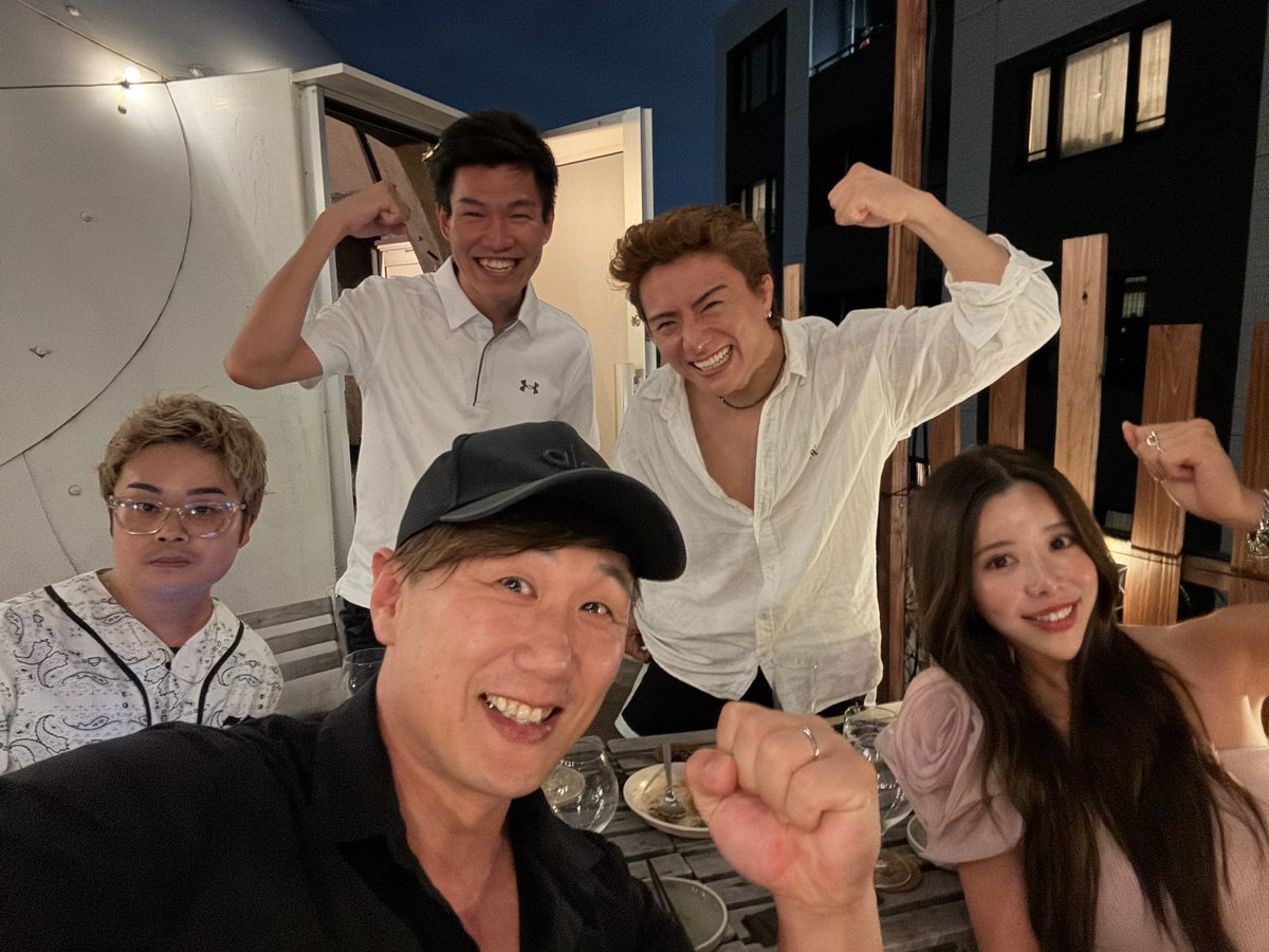 格闘家のゆーしくんが声を上げた。

政治の事を発信すれば叩かれる。

当然アンチも増える。

ファンからも「どうしちゃったの？」と
言われる。

でも僕たちは知ってる。

政治に無関心でいられても、
無関係ではいられないってことを。

格闘家のゆーしくん、
マネージャーのゆうだいくん、