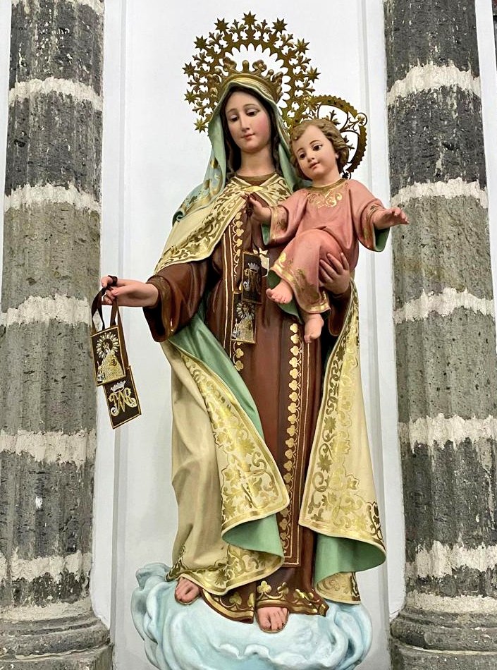 ✝️ Dios te salve, María, 
llena eres de gracia;
el Señor es contigo.
Bendita Tú eres 
entre todas las mujeres,
y bendito es el fruto de tu vientre, Jesús. 

Santa María, Madre de Dios,
ruega por nosotros, pecadores,
ahora y en la hora de nuestra muerte. Amén 🙏