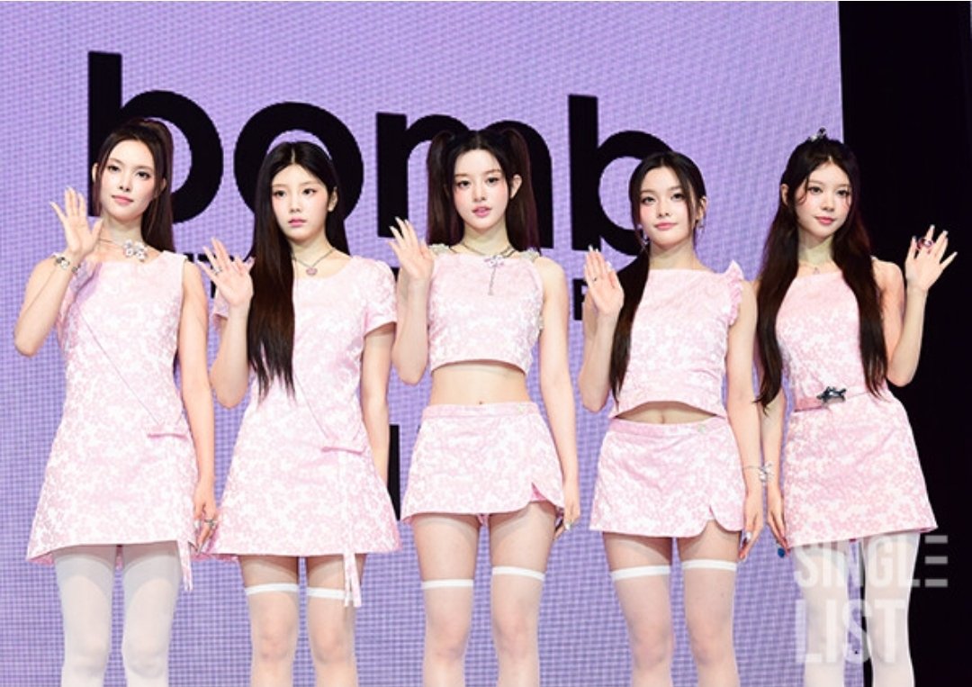 Comeback media showcase outfit is today's Music Core outfit!!!

Don't forget to get ready for live voting after 4 hours (MUBEAT app)