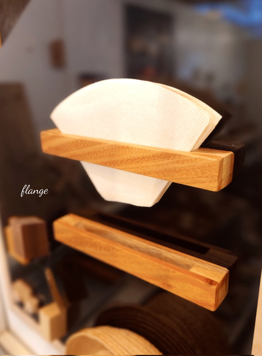 flange_nasu's tweet image. コーヒーフィルターホルダーです☕
マグネットがついているので
キッチンの壁や冷蔵庫の側面に貼る事が出来ます😊
#flange　#木　#雑貨　#那須
#珈琲　#キッチン　#マグネット