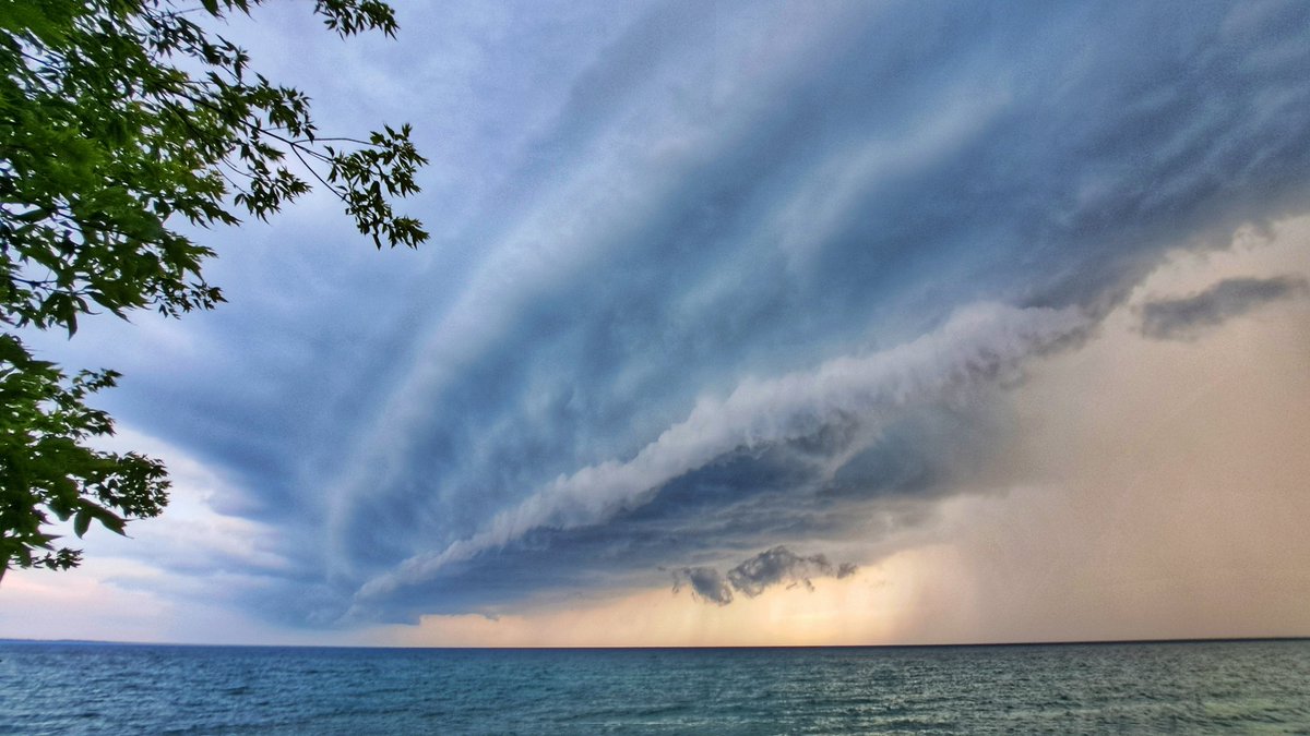 Shots from tonight's storm line,  Lake Huron.  Zurich, Ontario 
#onwx #ONStorm #sharemyweather #twn