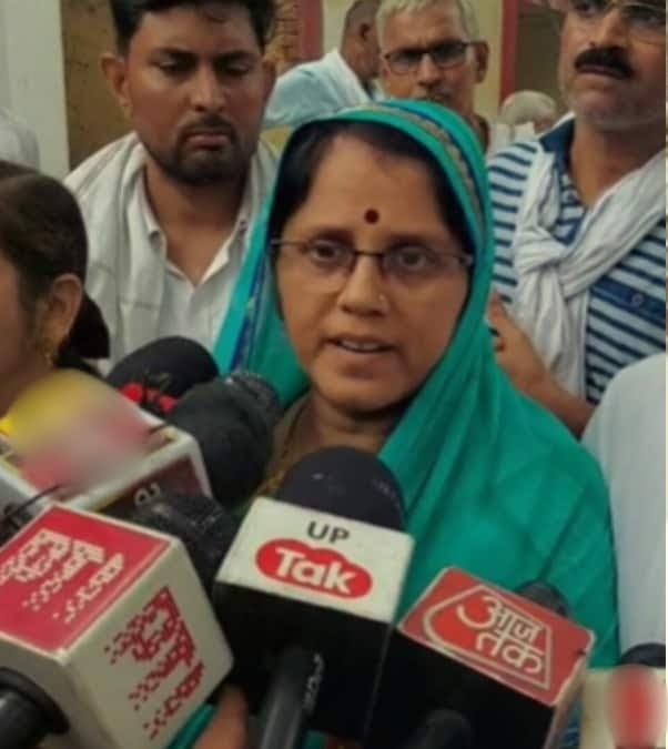 इटावा में जिस महिला ने यादव कथावाचकों के ऊपर छेड़छाड़ का आरोप लगाया है, 

वही महिला आज कह रही है कि यदुवंशियों को कड़ी से कड़ी सजा मिलनी चाहिए, अभी तो उनकी चुटिया कटी है, इन सालों की मुंडी काटनी चाहिए। 

इनकी बहू-बेटियों के मूत्र का विसर्जन करना चाहिए, ये सारे कुत्ते की औलाद है