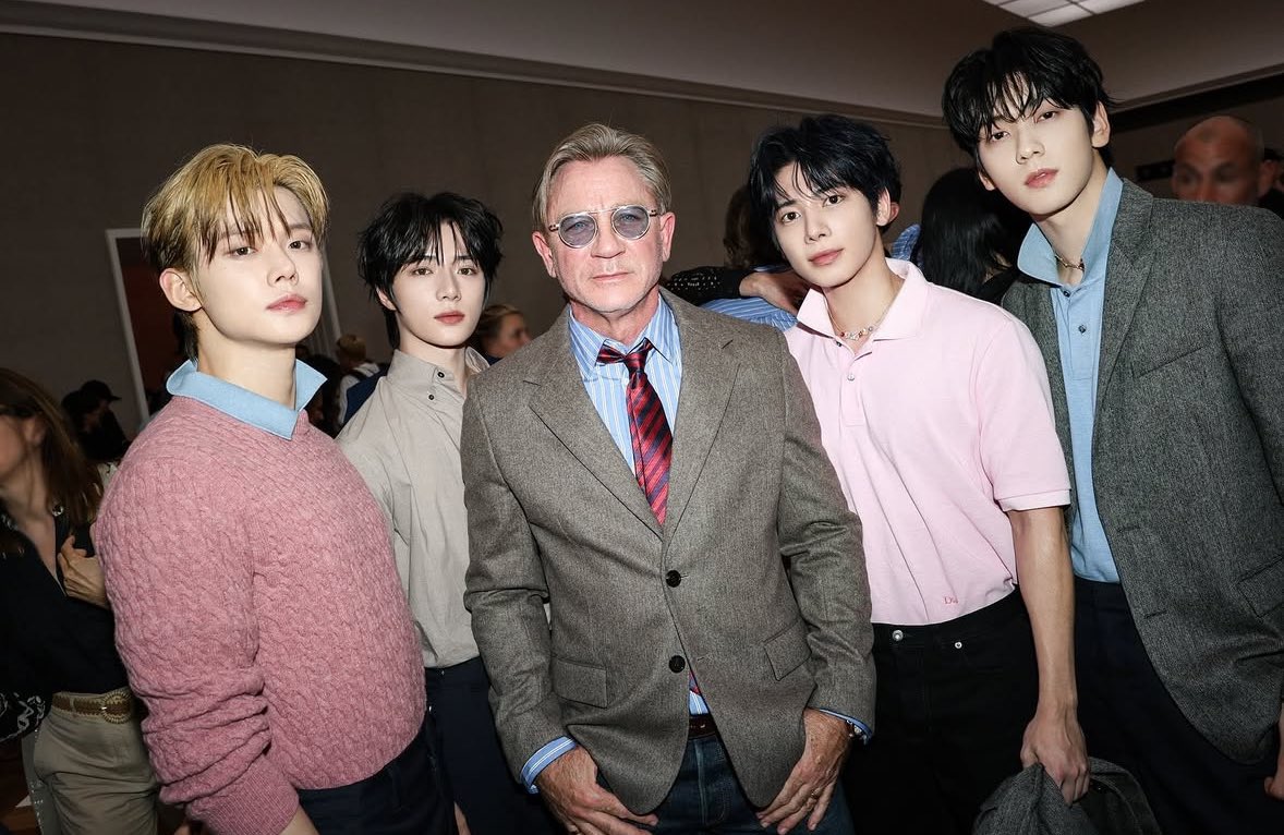 Daniel Craig and K-pop boy band <a href="/TXT_bighit/">TXT OFFICIAL</a> at the <a href="/Dior/">Dior</a> SS26 show ✨

📸 More below

#TXT #투모로우바이투게더 #TXTxDiorSummer26
#TOMORROW_X_TOGETHER
#DiorSummer26