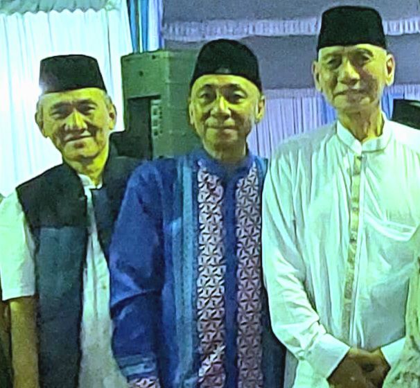 Kami delapan bersaudara, tiga laki-laki dan lima perempuan. Alhandulillah semua sehat wal afiat. Hari ini salah satu dari dua kakak lelaki berulang tahun, namanya Edy Irawan Arief (baju biru). Semoga selalu sehat dan membanggakan.
