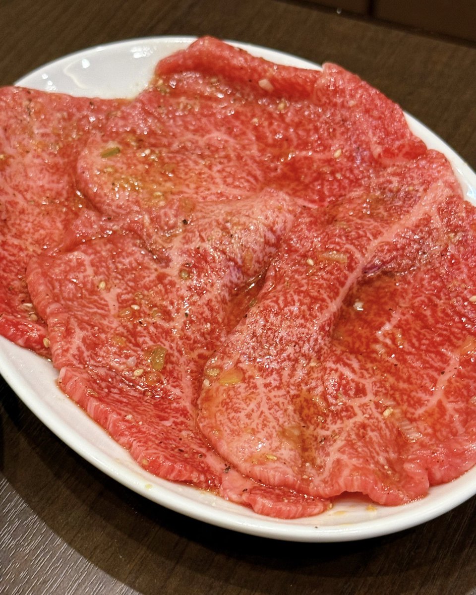 fallindebu's tweet photo. 月島に今年1月オープンした「三正園（さんせいえん）」は、今後予約が取りづらくなりそうな町焼肉店。
松戸の「三味園」出身で、タレはあえて優しく控えめにして、肉質の良さを最大限に感じられるよう、大判サイズにカット！
ベーシックな「並ロース タレ1500円」だけでも、バキバキにキマってるよ…！ https://t.co/we80cP2zMd