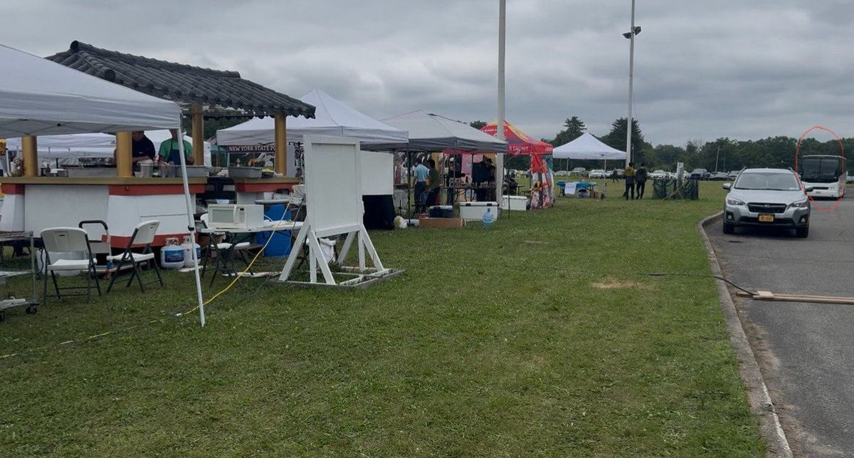 前段时间狮母李瑞和晶晶姐携一众演员到山下逛吃逛喝，当然也少不了唯一的男团长-邪魅狂狷的大宝和他的一帮马屁精。独独缺了我师傅宇宙主佛，师傅老人家虽然官司缠身，但还是应该出来给弟子们打打气的。底下的弟子们都说：“今年邪恶太厉害了！”是不是剧院一直在追问演员未成年身份啊？是不是人又走了一