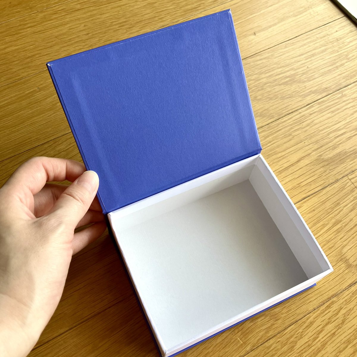 もう来月デザフェスなのか…！？
最近X全然見れてなかったからビックリしてます😳

あ。会社の研修で函（はこ）作りました〜✨
好きにデザインしていいって言われたので、創ル舎ネーム入り！
シルバー箔もキレイにのって大満足☺️
マグネット仕込んであるのでしっかり閉まります🙆‍♀️