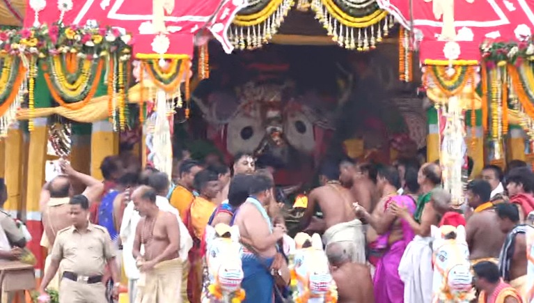 DeeptimayeeC's tweet image. ରଥାରୂଢ଼ ମହାପ୍ରଭୁଙ୍କ ମଙ୍ଗଳ ଆଳତି 🙏
#RathaJatra2025 
#JaiJagannath 
#Puri