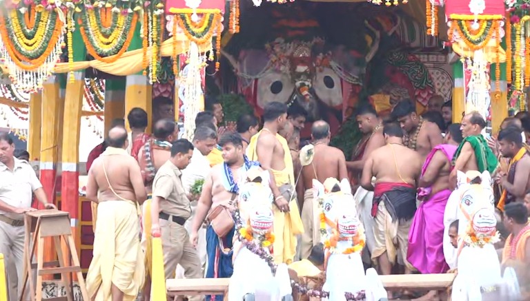 DeeptimayeeC's tweet image. ରଥାରୂଢ଼ ମହାପ୍ରଭୁଙ୍କ ମଙ୍ଗଳ ଆଳତି 🙏
#RathaJatra2025 
#JaiJagannath 
#Puri