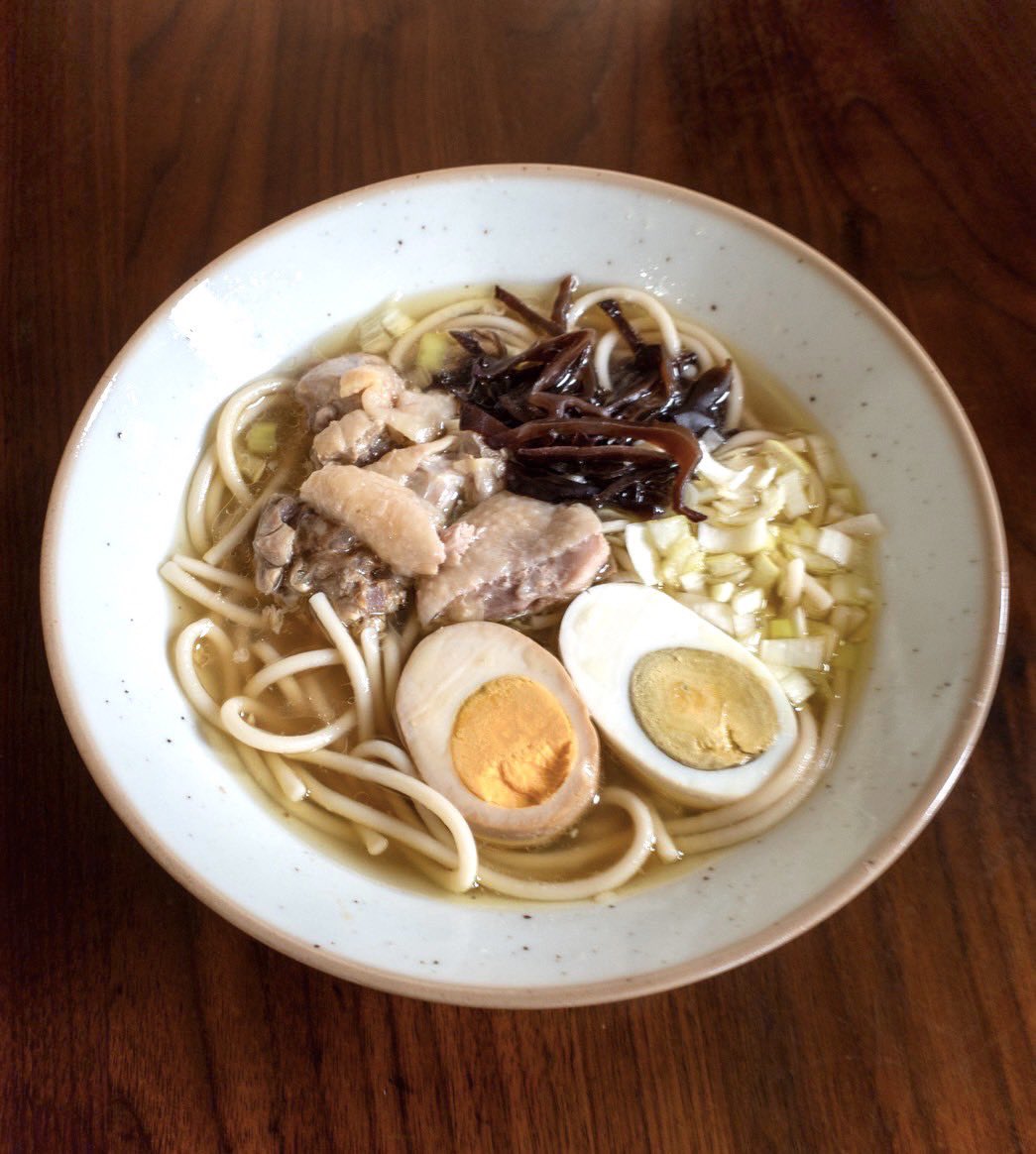 99Official3's tweet image. 【#今日は何の日❓】
6月28日は「#ニワトリの日 」🐓
毎月28日がにわとりの日ですが、日本養鶏協会など関係者が1978年6月に制定したんだそう🗓️
ということで、今日は比内地鶏づくし玄米めんを作ってみました🐔🥚🍜
脂が麺に絡んで最高に美味しい〜💓😋
#にわとりの日 #比内地鶏 #玄米めん