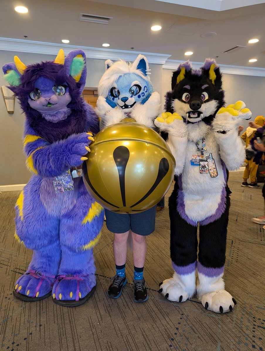 Blazionite's tweet image. That's such a big kitty bell to jingle! #FursuitFriday

 🏙️: #stratosfur2025
