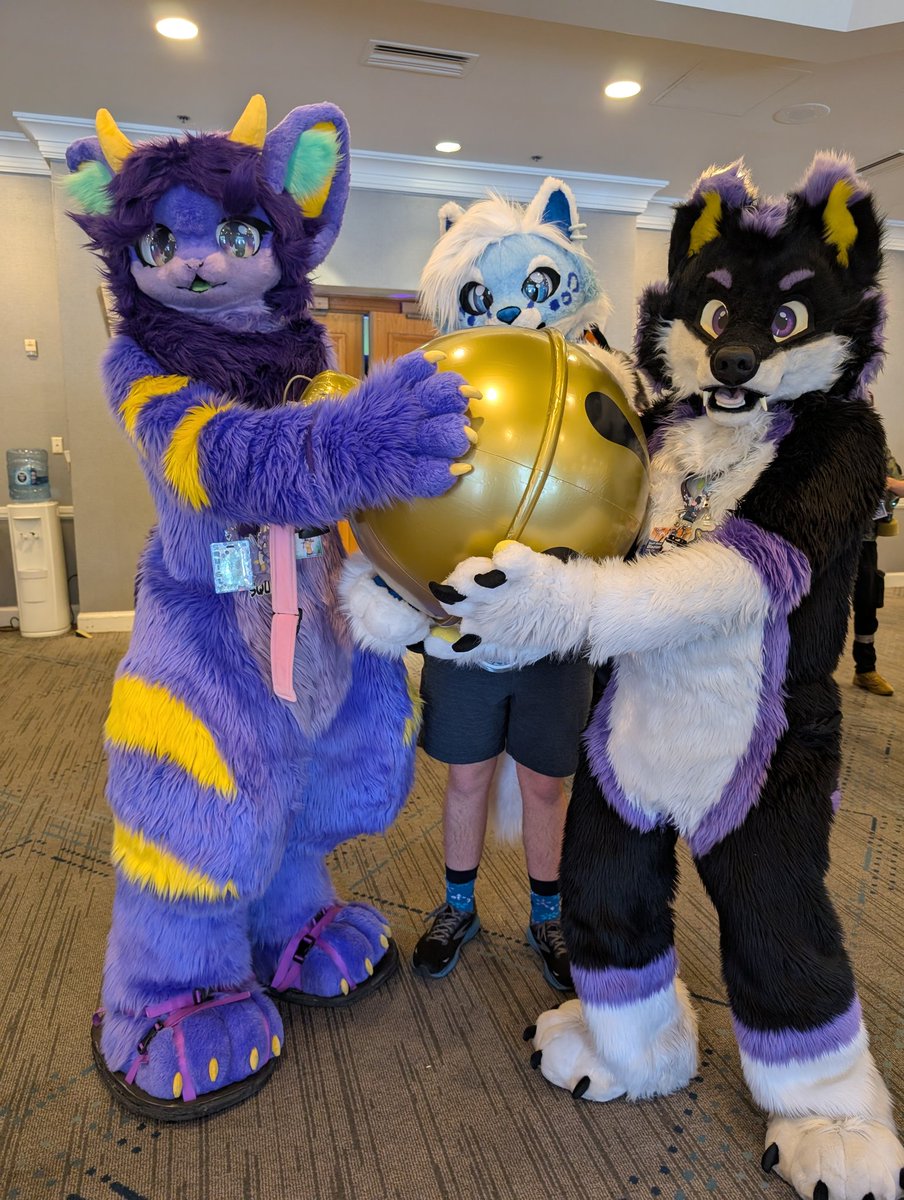 Blazionite's tweet image. That's such a big kitty bell to jingle! #FursuitFriday

 🏙️: #stratosfur2025