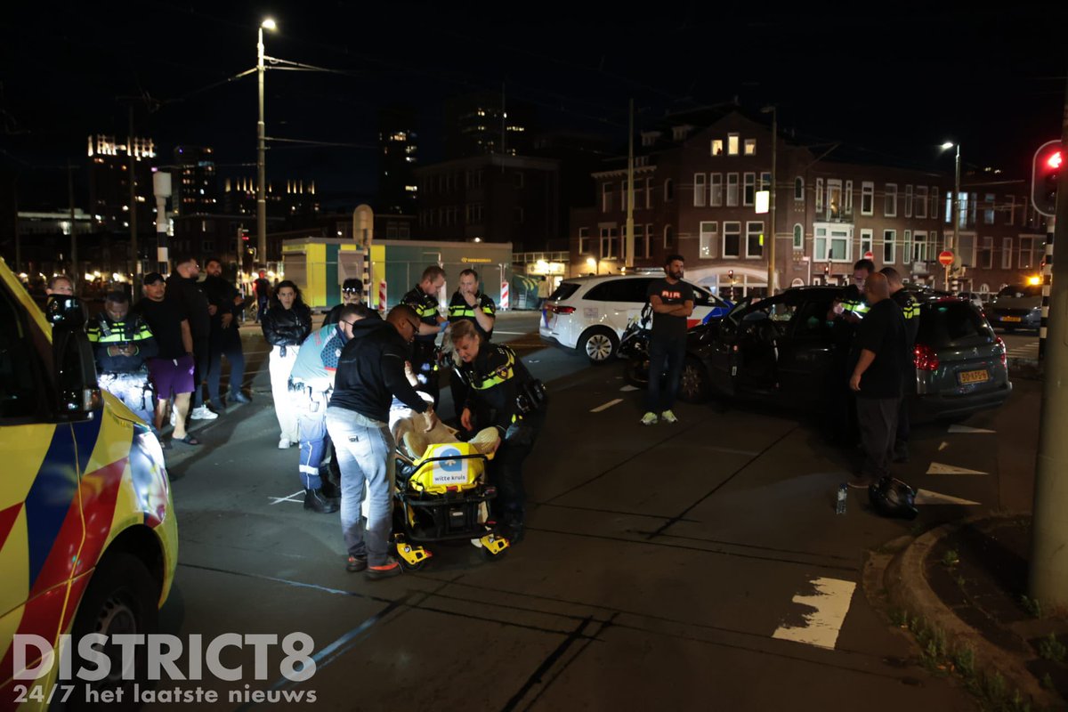 Aanrijding tussen auto en motor op Rijswijkseplein, motorrijder gewond