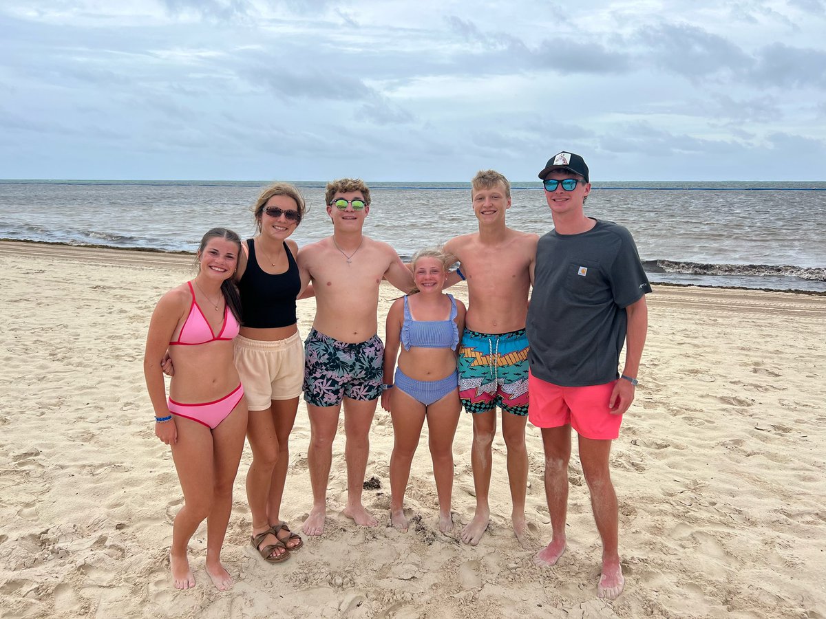 EllaMAVS's tweet photo. MAVERICKS in Mexico… old Mavericks, current Mavericks, Future Mavericks, parents of Mavericks…. But #OneAC https://t.co/CCaJXf17Zs