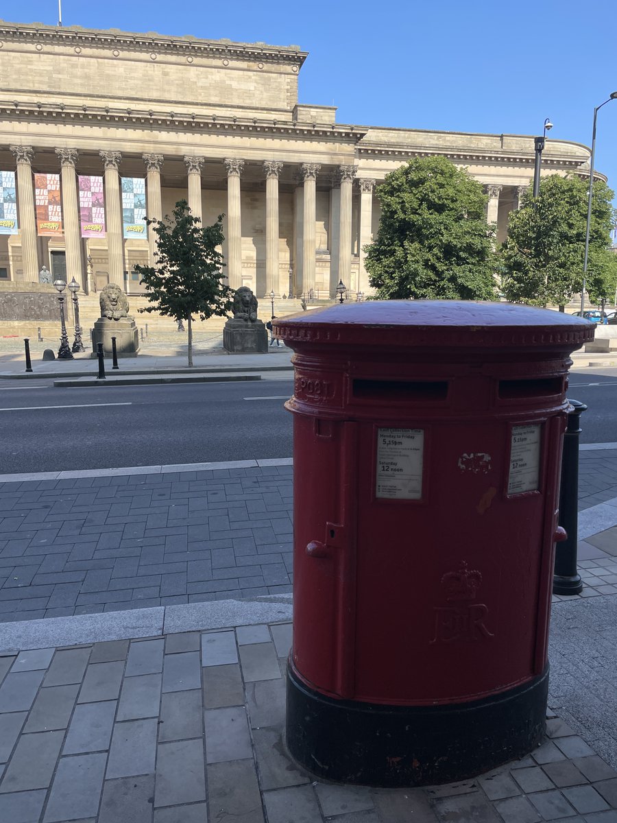 MeredithCatrin's tweet image. Guarded by lions - a splendid sight indeed on a great trip to Liverpool #PostboxSaturday