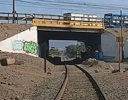 ChacoteroPeru's tweet photo. El tren chatarra de 2 pisos de Rafael Lopez Aliaga, no llegara hasta Chosica debido a la altura del puente Los Ángeles (Foto1). El mismo problema pasará por el Puente Balta (Foto2) y puente Evitamiento (Foto3). Ahora seguro dirá que los puentes son caviares https://t.co/aZB8OgAuVN