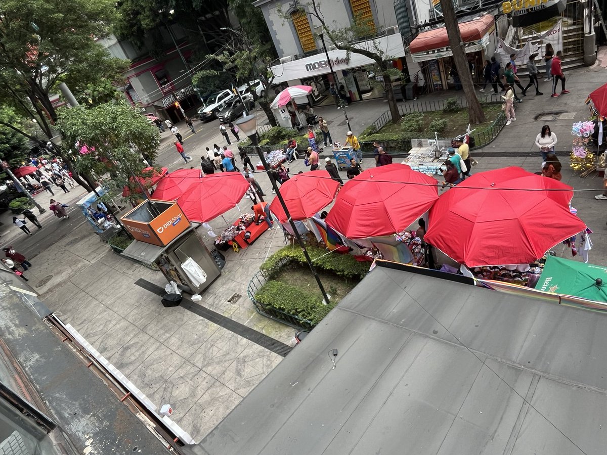 Es normal que los #ambulantes de #cdmx tengan mas privilegios que los negocios que pagan impuestos, gastos etc? 
Si se dan cuenta que el peatón no puede caminar por la cantidad de ambulantes que hay? <a href="/ClaraBrugadaM/">Clara Brugada Molina</a> <a href="/UCS_GCDMX/">Unidad de Contacto del Secretario SSC CDMX</a> <a href="/AlessandraRdlv/">Alessandra Rojo de la Vega</a> <a href="/erikayazminrg/">ErikaRg</a> <a href="/pcacuauhtemoc/">Primer Contacto Alcaldía Cuauhtémoc</a>