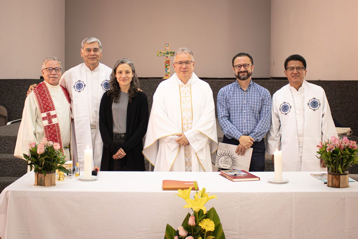 Compañía de Jesús en México (@jesuitas_mexico) on Twitter photo Hoy, se llevó a cabo el acto de sucesión de la dirección del <a href="/CentroProdh/">Centro Prodh</a>, obra de la Compañía de Jesús, presidido por el P. Luis Gerardo Moro Madrid, S.J., Provincial de los Jesuitas en México.
Agradecemos a Santiago Aguirre Espinosa por su destacada gestión y damos la Hoy, se llevó a cabo el acto de sucesión de la dirección del <a href="/CentroProdh/">Centro Prodh</a>, obra de la Compañía de Jesús, presidido por el P. Luis Gerardo Moro Madrid, S.J., Provincial de los Jesuitas en México.
Agradecemos a Santiago Aguirre Espinosa por su destacada gestión y damos la