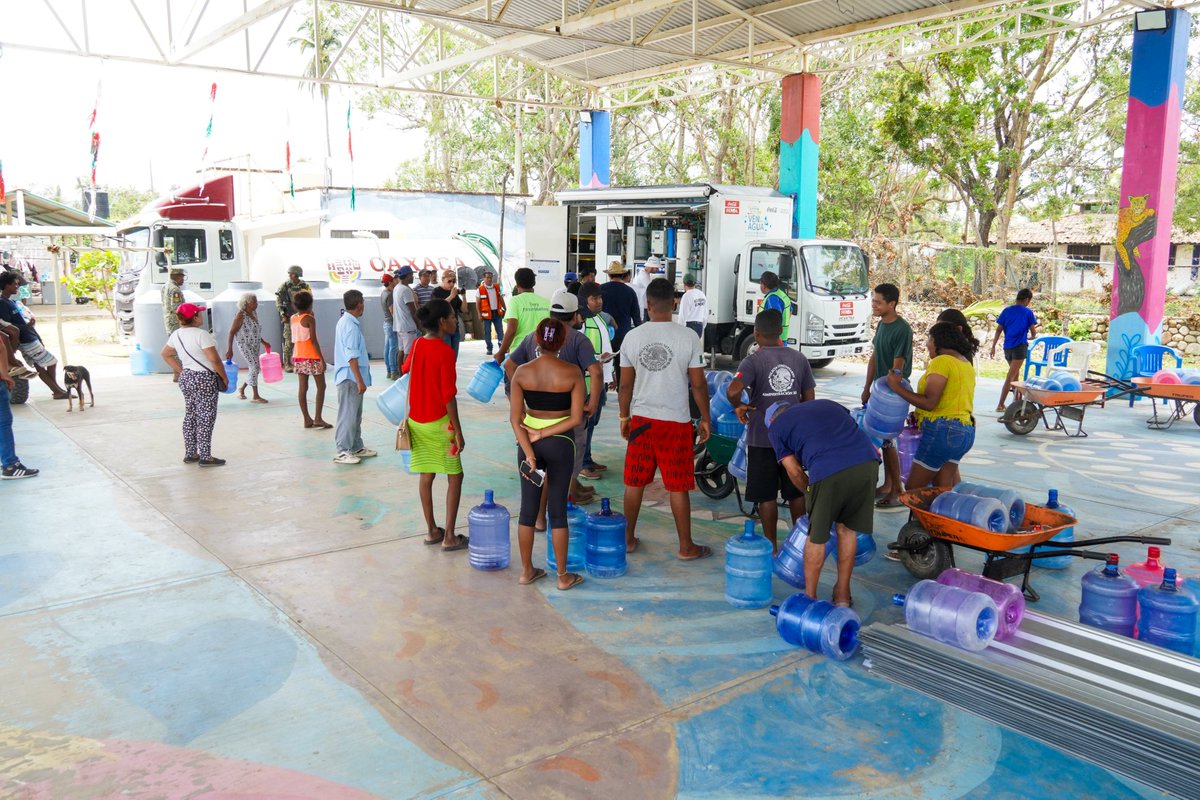 Desde #FIDELO nos hemos unido a las operaciones en La Grúa, Chacahua. El Vehículo Potabilizador de Respuesta a Desastres de FEMSA atenderá a 150 familias de la zona lagunar de Villa de Tututepec, llevando agua potable a quienes más lo necesitan.
 #LaCostaDePie