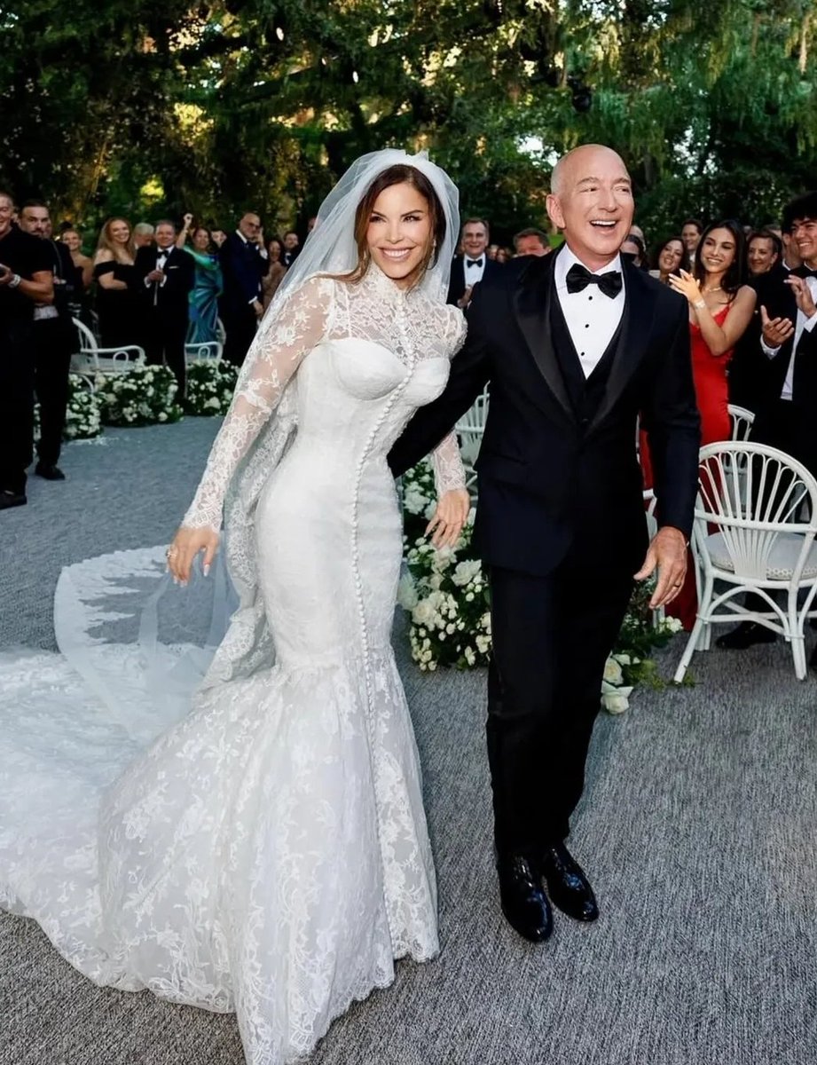 MariaMo32975161's tweet image. Barbi changes costumes! Preferred earlier version. Middle East on fire but Gates and Bezos and Ivanka and Oprah jumped on board the pleasure cruise in fake Venice! Baltimore still no bridge. #bezossanchezwedding #Zionists #Antoinette