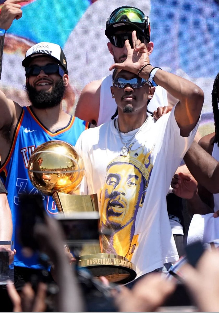 Jalen Williams paying tribute to Kobe Bryant during OKC Thunder’s NBA championship parade 🏆
