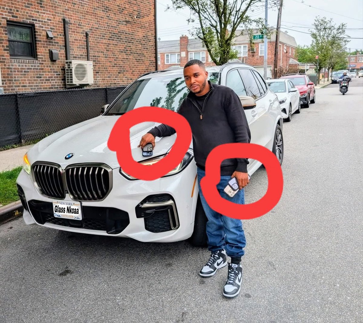 But why exactly is the goat using 4 phones at the same time, huh? 😂😂