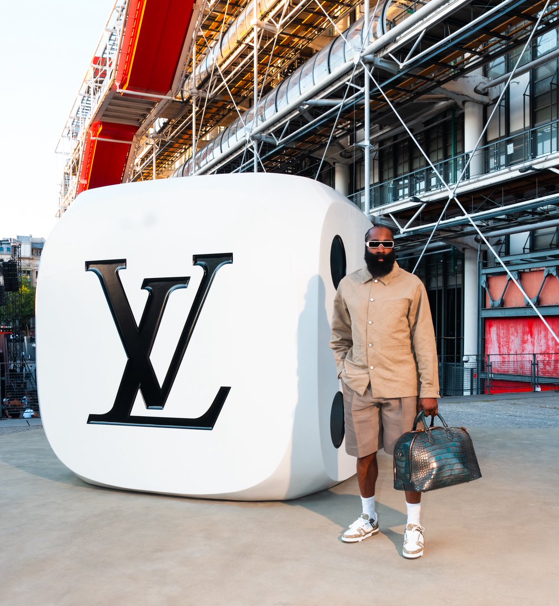 JHarden13's tweet image. Paris Fashion Week, I went all Luther V I feel like Vandross #Uno