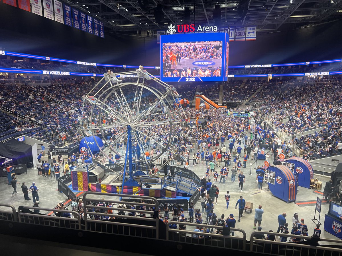 akreda's tweet image. Draft Party ⁦@UBSArena⁩ for the ⁦@NYIslanders⁩ and No. 1 pick. #isles #nyisles