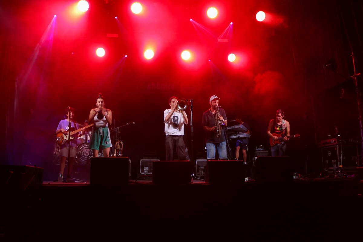 aphonicabny's tweet photo. Amb la celebració d'una dècada de trajectòria, #Adala omple l'escenari #Juanola La Muralla per tancar la nit de divendres. La seva música del sub·conscient recorre espai i temps i ens porta una experiència única carregada de 'bass music', missatge conscient i arrels profundes! https://t.co/OcHacl5nHr