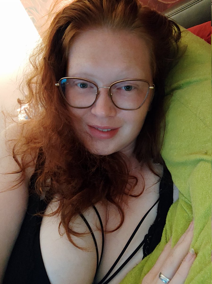 "Ik wou slapen… maar hij trilt té lekker om te negeren 😈💦 #tease #latenightvibes #naughtythoughts"

Sales for 3 month abo on f2f 
f2f.com/s/BFrCNZ