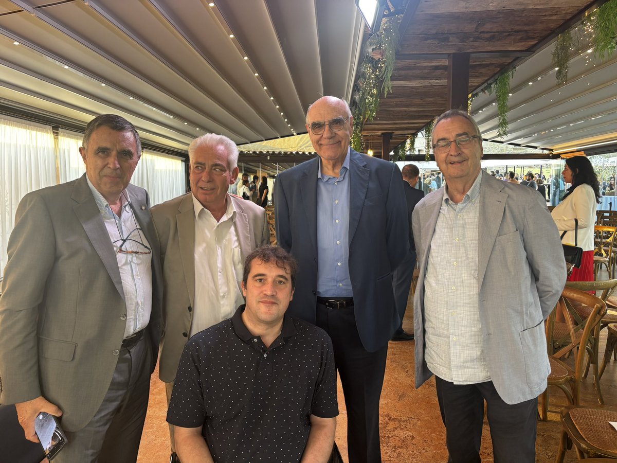 David Bonvehí (@davidbonvehi) on Twitter photo Acte final Dia de l’Empresa que reuneix + de 300 persones.
<a href="/ConsellerSamper/">Miquel Sàmper</a> ha dit; “Ofereixo a l’empresariat una relació basada en el diàleg, la concertació i la confiança.”
L’economia social i les cooperatives hi som i hi serem.
Amb <a href="/Fede_al_dia/">Grup fedefarma</a> i entitats <a href="/econ_socialcat/">Economia social</a> Acte final Dia de l’Empresa que reuneix + de 300 persones.
<a href="/ConsellerSamper/">Miquel Sàmper</a> ha dit; “Ofereixo a l’empresariat una relació basada en el diàleg, la concertació i la confiança.”
L’economia social i les cooperatives hi som i hi serem.
Amb <a href="/Fede_al_dia/">Grup fedefarma</a> i entitats <a href="/econ_socialcat/">Economia social</a>