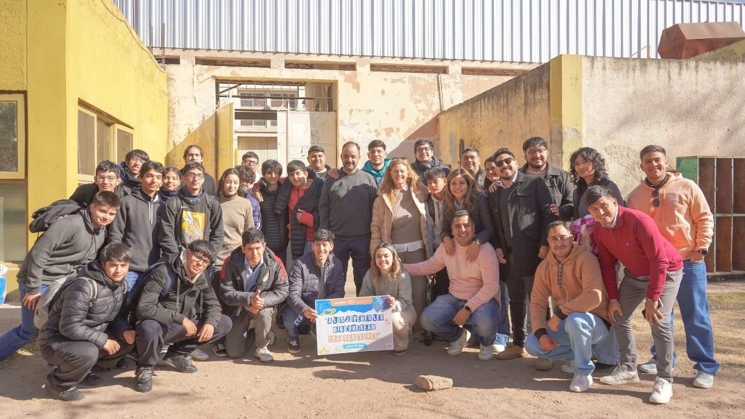 En la EPET N°2, las juventudes también se pusieron en marcha con #JuventudesQuePintanBien.
Gracias a las dipus <a href="/Lourdez_Ortiz/">Lou Ortiz 💚</a> y <a href="/GabyPedrali/">Gaby Pedrali</a> por acompañar este proceso colectivo que mejora las escuelas y fortalece la participación estudiantil. 🙌🏽📚