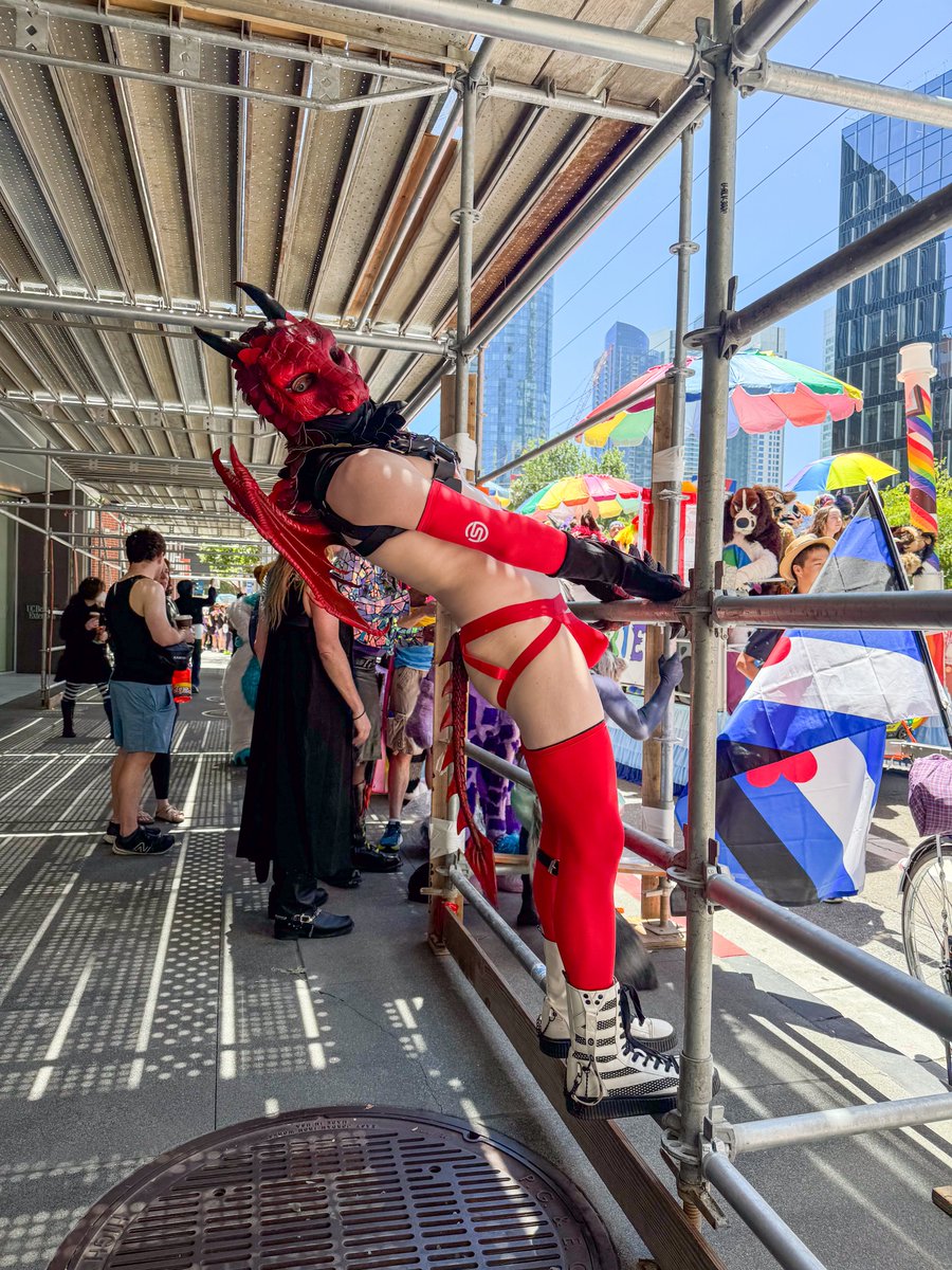 Pride this weekend! Who am I gonna see there?
#sfpride #FursuitFriday