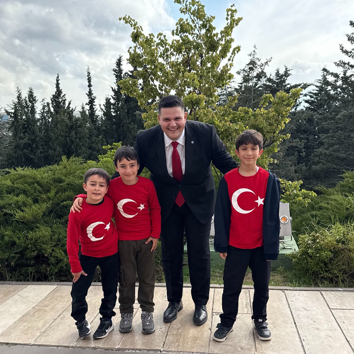 “Umut burada, Ata’mızın izinde büyüyor.”
Anıtkabir’de Türk bayraklı tişörtleriyle yanımda duran bu güzel çocuklar, yarınlara olan inancımızın en güçlü teminatı.
Atam, emanetin emin ellerde!
#İYİGENÇLİKBURSA 🇹🇷
#Anıtkabir #İYİGençlik #Cumhuriyet #Atatürk