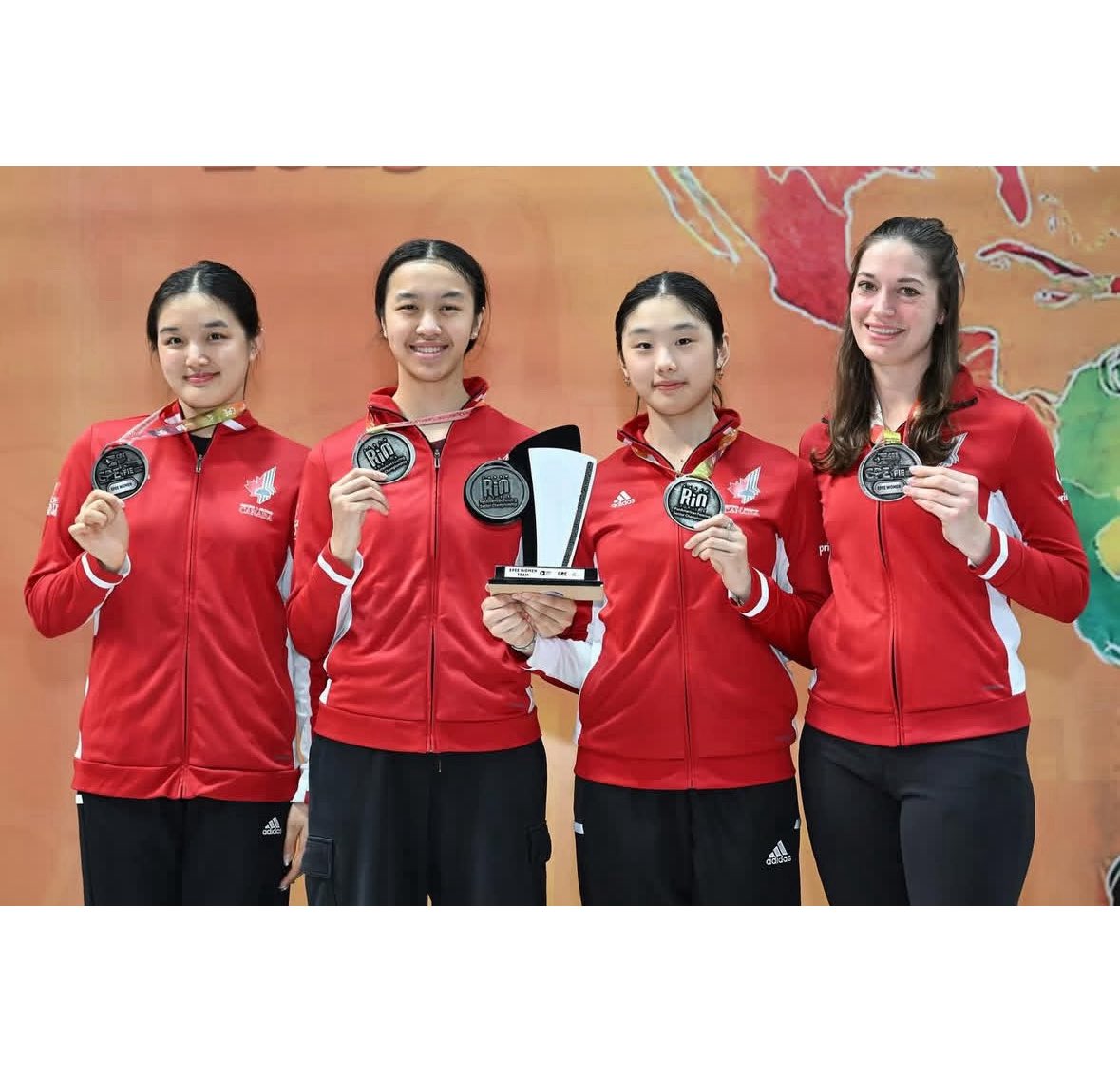 🥇🥈More medals for 🐅🤺!

Kasia Nixon, Leehi Machulsky and Hadley Husisian help <a href="/USAFencing/">USA Fencing</a> to women’s épée gold at the Pan Am Championships, and Angel Xiao wins silver with <a href="/FencingCanada/">FencingCanadaEscrime</a>!