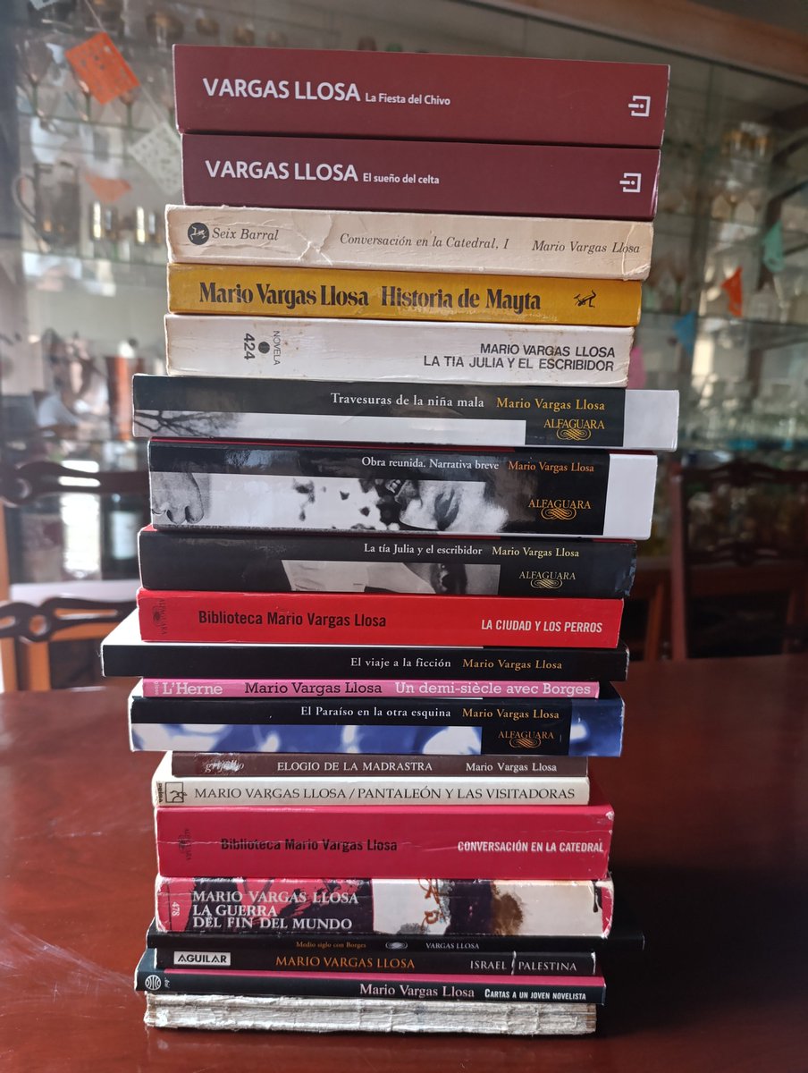 🇵🇪🧵En Vargas Llosa convergen el genio creador con la disciplina del oficio. Si cada una de sus novelas es admirable, el conjunto es casi inverosímil: pocos autores han escrito tantas grandes novelas. Va hilo con mis 10 novelas preferidas de Mario Vargas Llosa 🧵🇵🇪