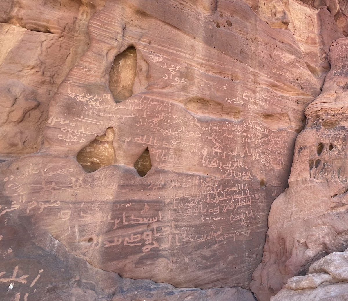 Arabistan-Tebuk/Hisma  حسمی   ‘da, Ashâb-ı Kirâm’dan Resulullah (S.A.V)’ın ünlü şâiri Hassân bin Sâbit’in (R.A) oğulları Tâbiînden Abdurrahman bin Hassân (Vefatı: 104/722-723) ve El-Hüsâm bin Hassân ve Tâbiînden diğer bazı zevâta ait erken İslâmi dönem çok önemli kaya yazıtları