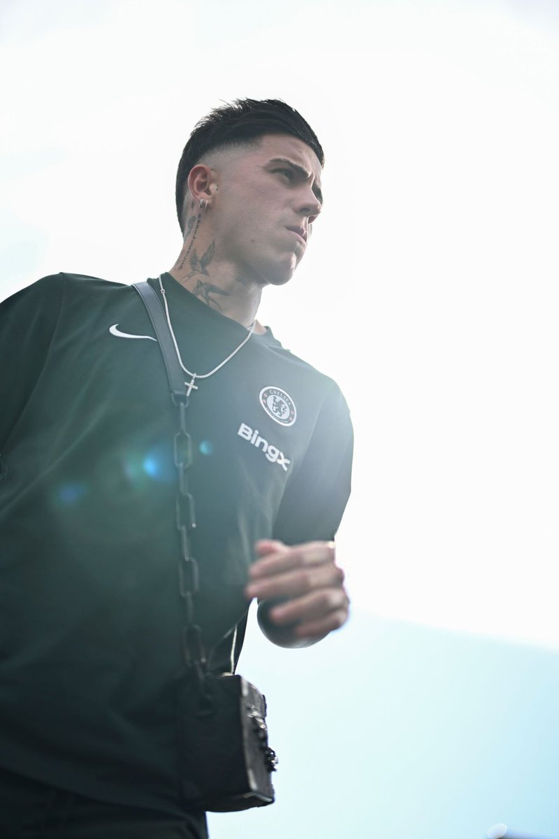 imagínense lo enamorada que estoy de enzo que hasta con ésa carterita de trolo me sigue pareciendo el tipo más hot del mundo