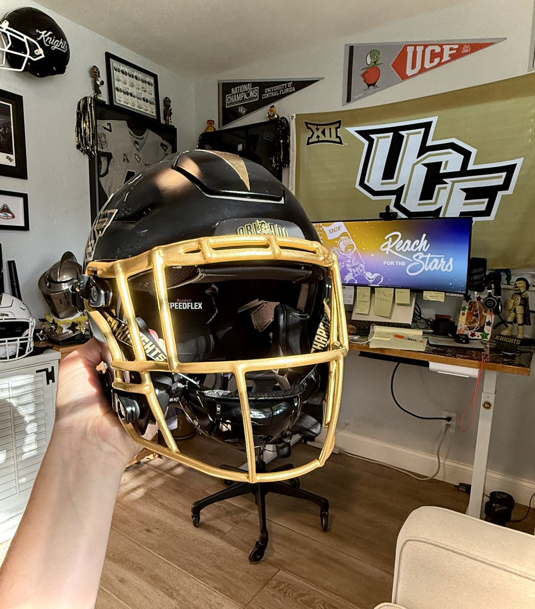 emann0007's tweet photo. Looked at my credit card statement and let out an audible WTF before remembering I went to the yard sale. Look at that gold glitter and shine!! ⚔️😂 https://t.co/Oq9byUJOu7