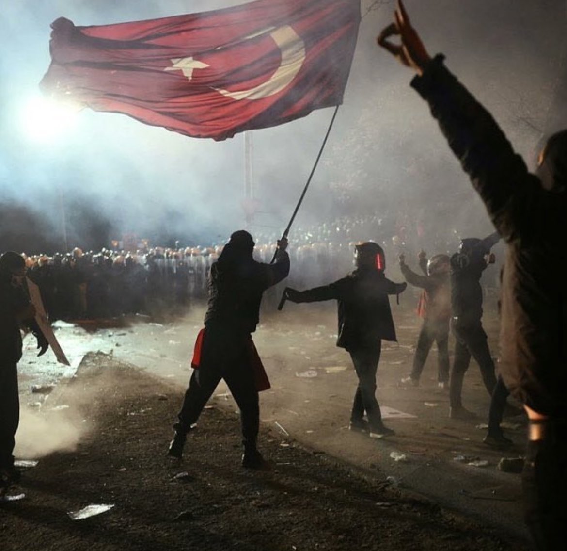 eylxmulti's tweet photo. @hicbirisim @iavirginiawoolf ya bi siktir git amk salağı şu fotoğraftaki çocuk elinde sadece türk bayrağı tutmasına rağmen tutuklandı kaç ay salmadılar bir sürü böylesi tutuklandı gelmiş boş boş konuşuyorsun https://t.co/AcZ97XkV7U